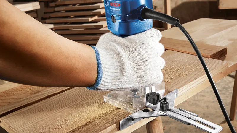 Fresadora de Mano Bosch GKF550.webp 4